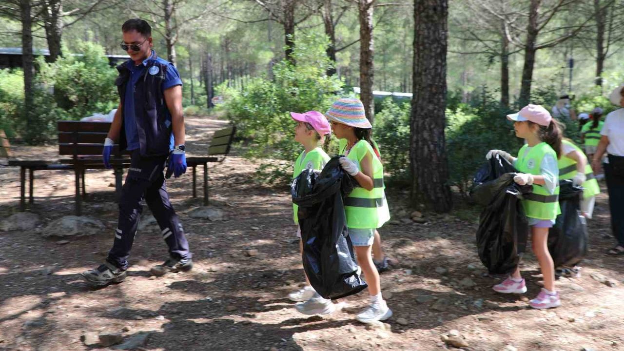 Ula Gölet’te miniklerden anlamlı temizlik etkinliği