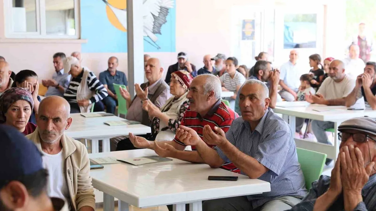 Ulalar cemevinde aşure dağıtım programı düzenlendi