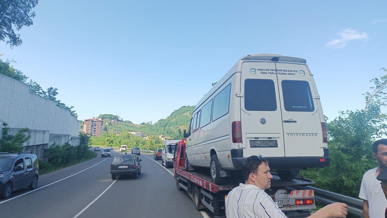 Ulubey'de Kalp Krizi Geçiren Dolmuş Şoförü Bariyere Çarparak Aracı Durdurdu; Şoför Hayatını Kaybetti, Yolcular Yaralandı mı?