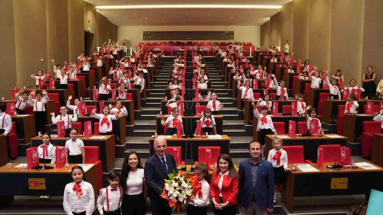 Ümraniye'de 120 öğrenciye tablet dağıtımı: Başkan İsmet Yıldırım sözünü tuttu