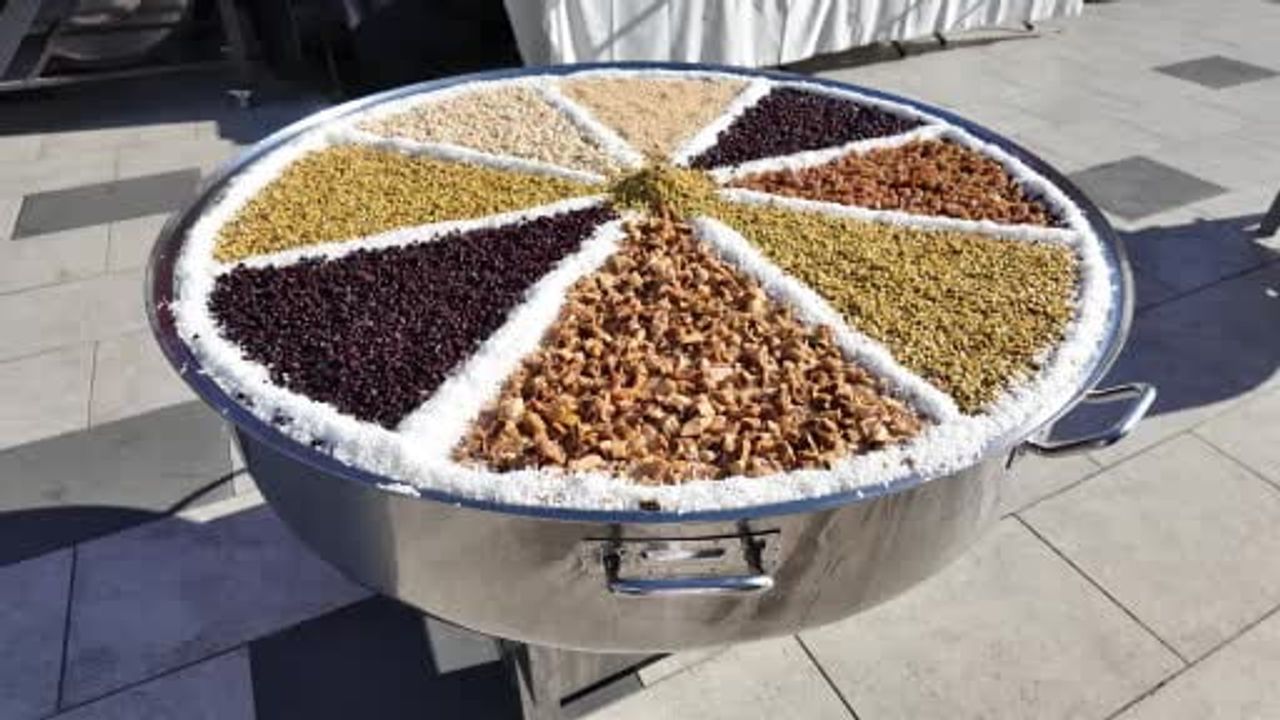 Ümraniye'de 'Aynı Kazanda, Aynı Gönülde' programında 20 bin kişiye aşure ikram edildi