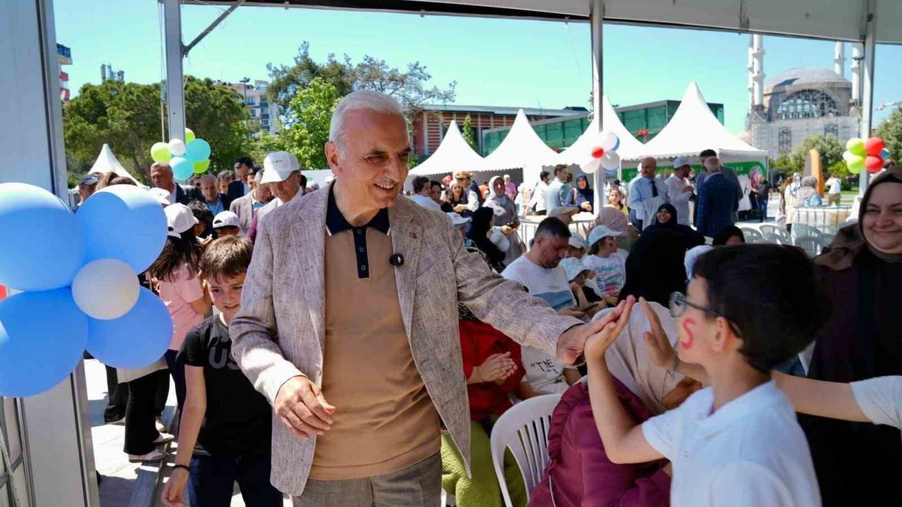 Ümraniye'de Çevre Şöleni: Atıklardan Eserlere, Çocuklar Gelecek İçin Çiçek Ekti
