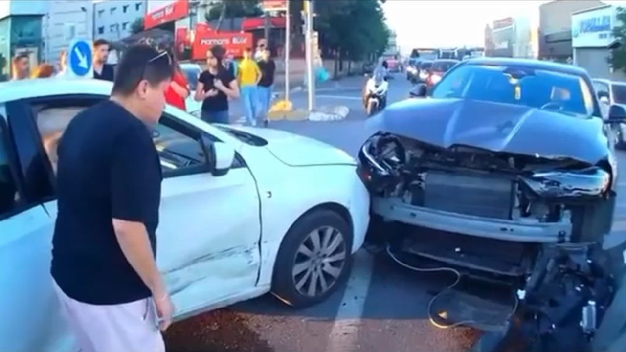 Ümraniye’de kırmızı ışıkta geçen Seat marka araç kaza yaptı; sürücü direksiyonda sigara içmeye devam etti
