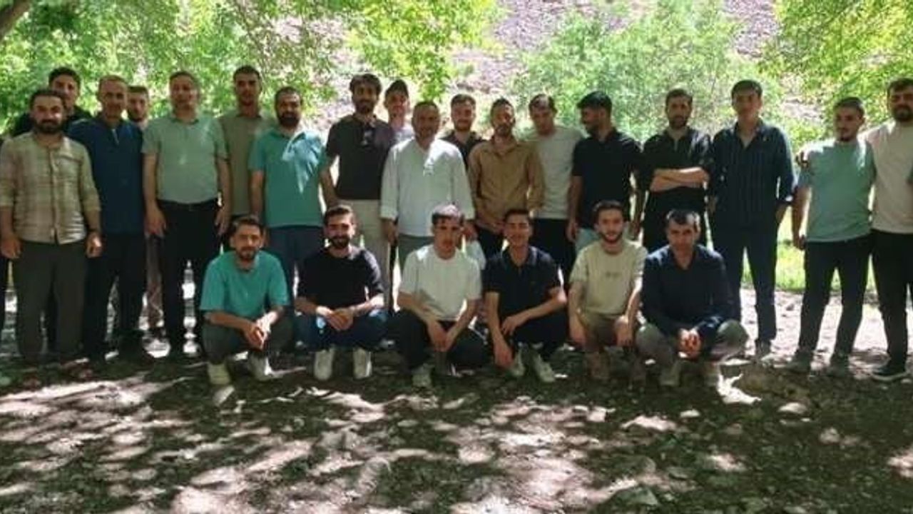 Umre ödüllü gençlik bilgi yarışmasına katılan üniversiteli gençlere piknik sürprizi