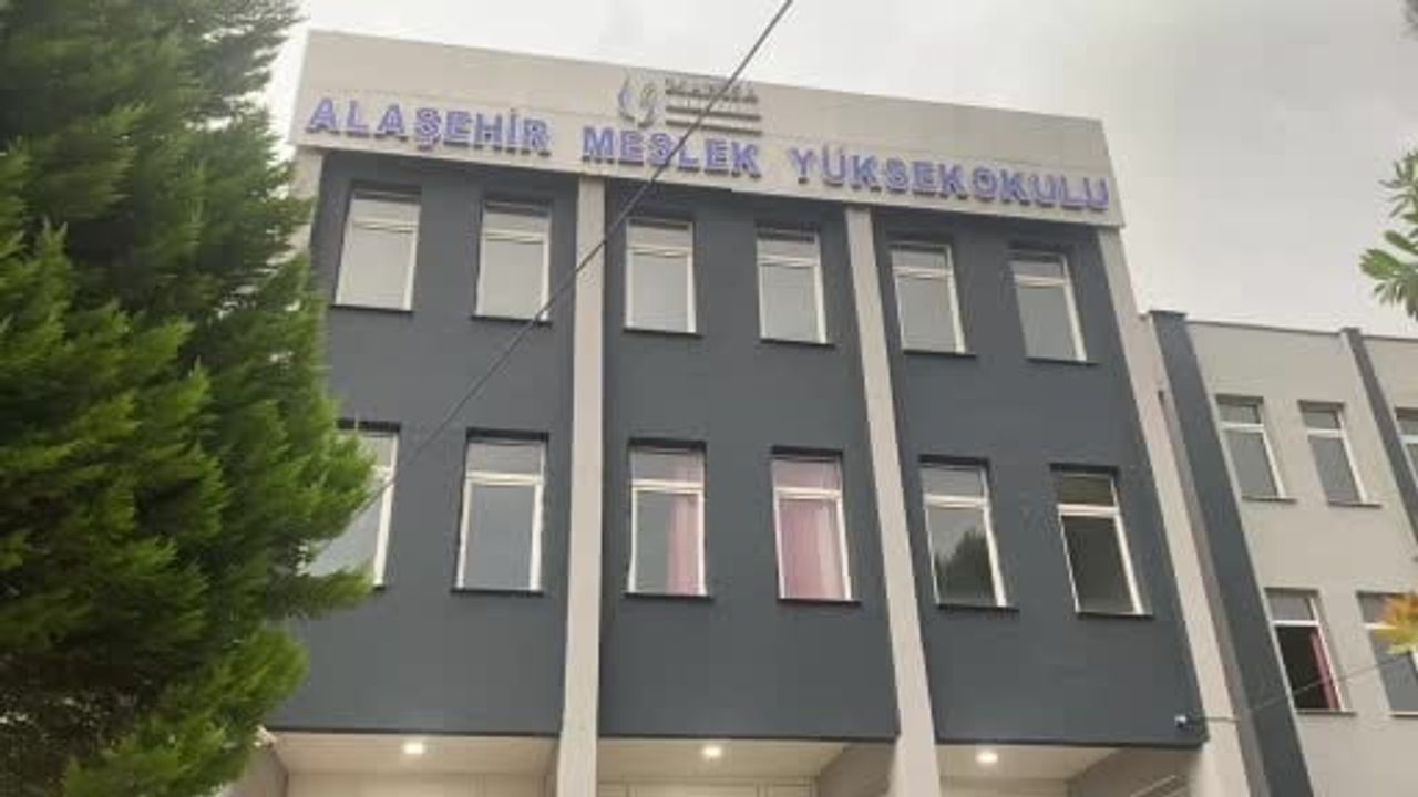 Üniversite hayalini 56 yaşında gerçekleştirdi: Alaşehir Meslek Yüksekokulu'nda mezuniyet