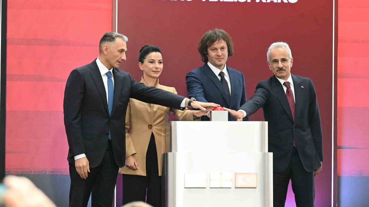 Uraloğlu: Bakü-Tiflis-Kars Hattı Orta Koridor ve Küresel Bağlantısallığın Geleceğini Şekillendiriyor