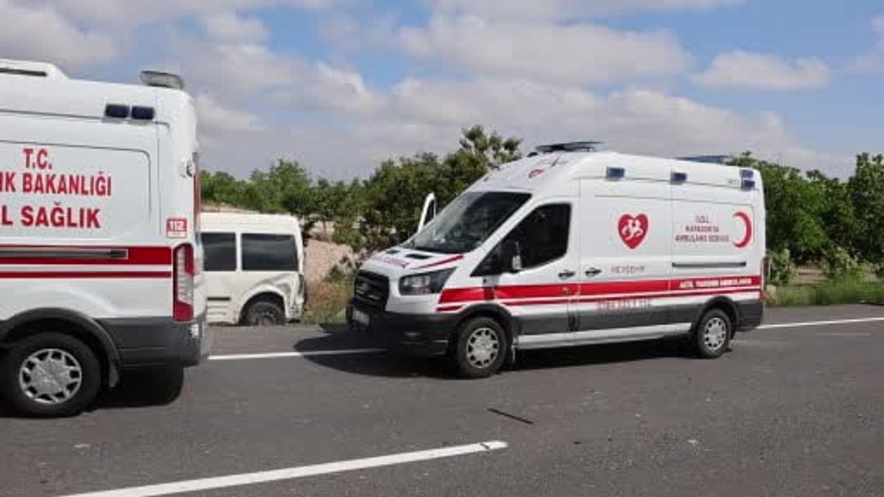 Ürgüp-Nevşehir yolunda sınava yetişmeye çalışanların bulunduğu araç kaza yaptı: 3 yaralı