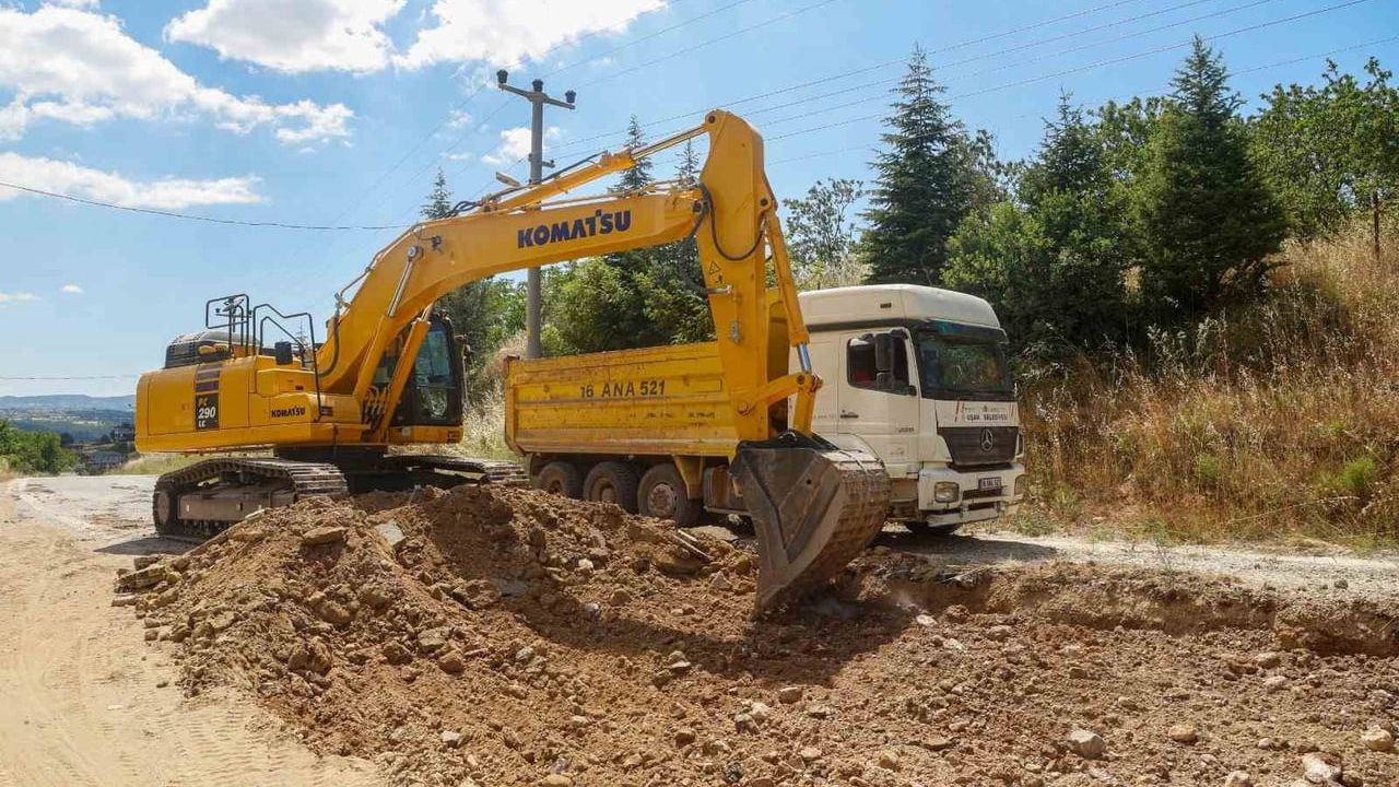 Uşak belediyesi Değirmendere ve Yeşil Karaağaç'ta yol yenileme çalışmalarına devam ediyor