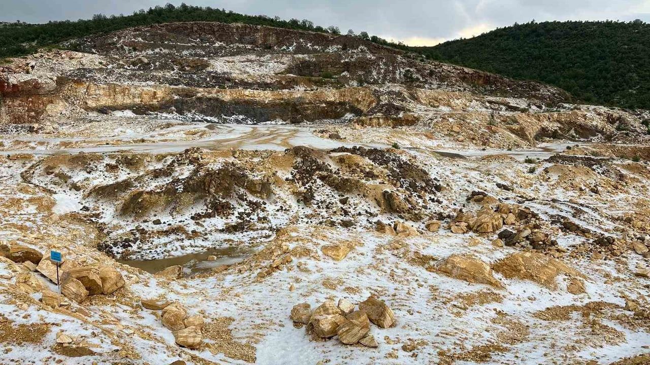 Uşak’ın yüksek kesimlerinde dolu yağışı etkili oldu