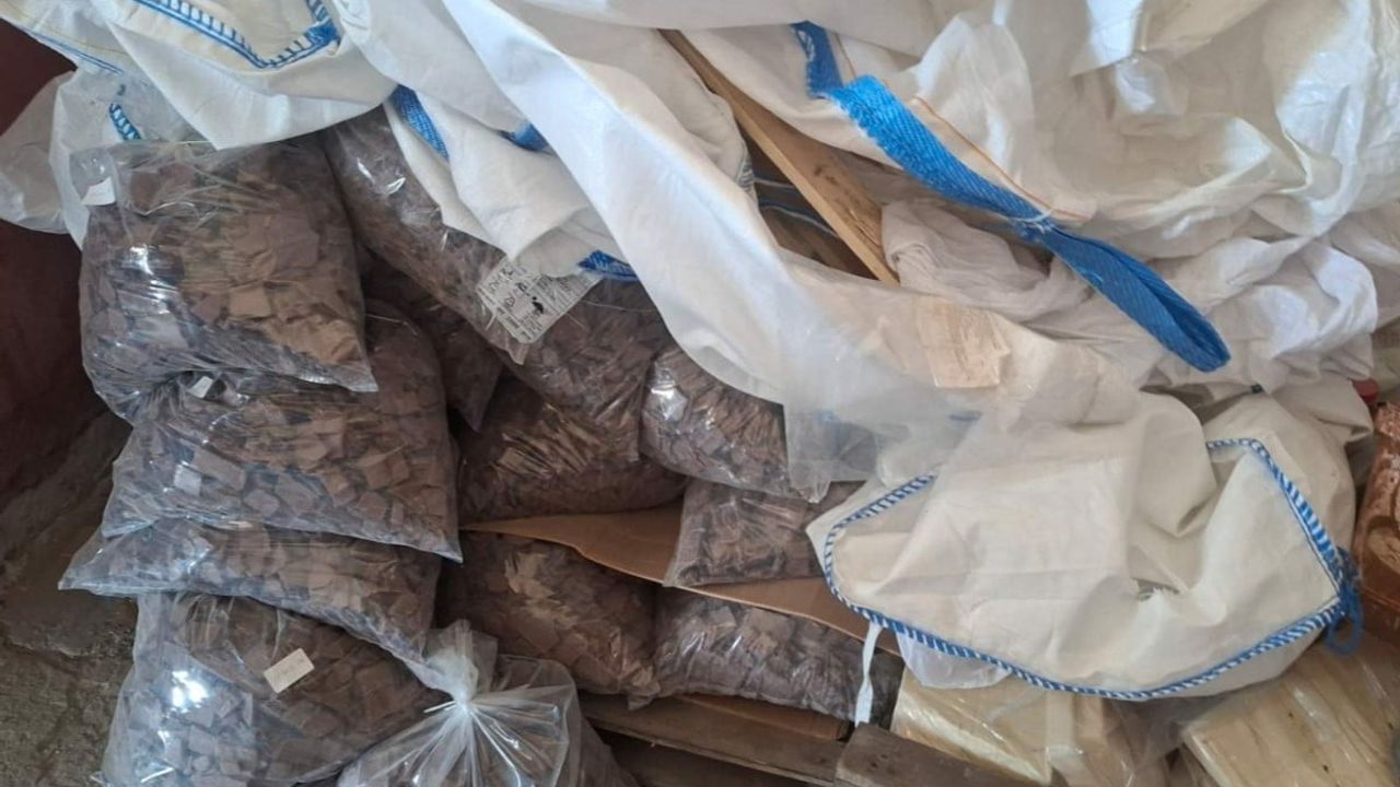 Uşak’ta 30 ton bozuk ve tarihi geçmiş gıda ele geçirildi