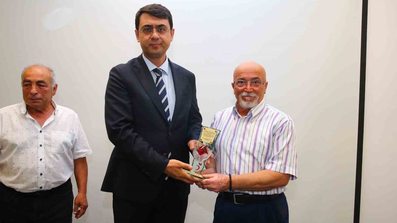 Uşak'ta 45 ve üzeri kan bağışında bulunan gönüllülere plaket