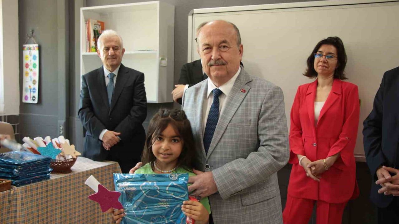 Uşak’ta 64 bin 344 öğrenci karne sevinci yaşadı