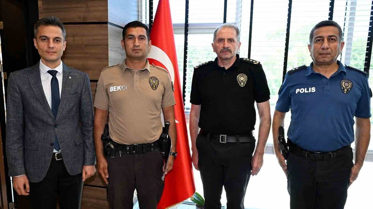Uşak'ta görme engelli öğretmene yardım eden bekçiye teşekkür belgesi
