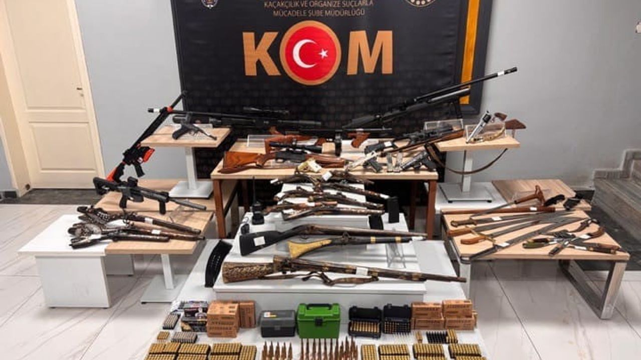 Uşak'ta polis operasyonu: Çok sayıda silah ve tarihi nitelikte tüfekler ele geçirildi