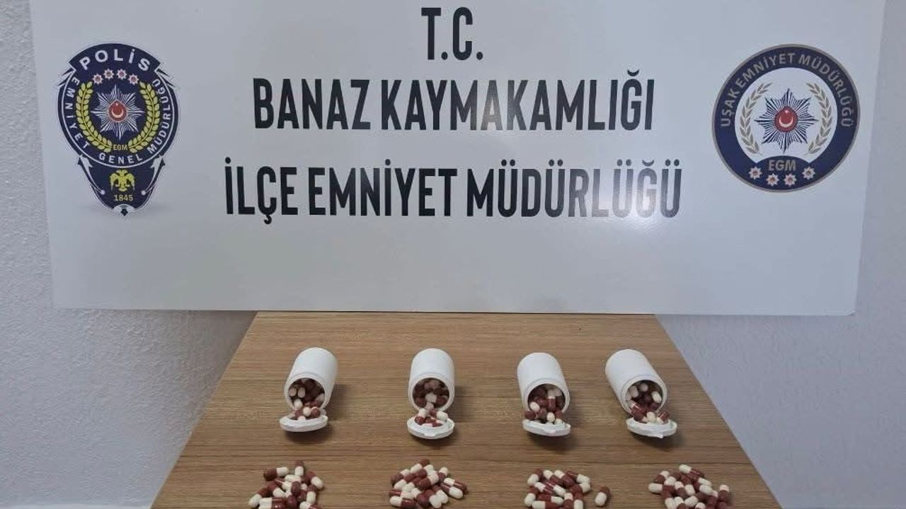Uşak'ta polisten kaçan araçtan 197 sentetik ecza hapı ele geçirildi