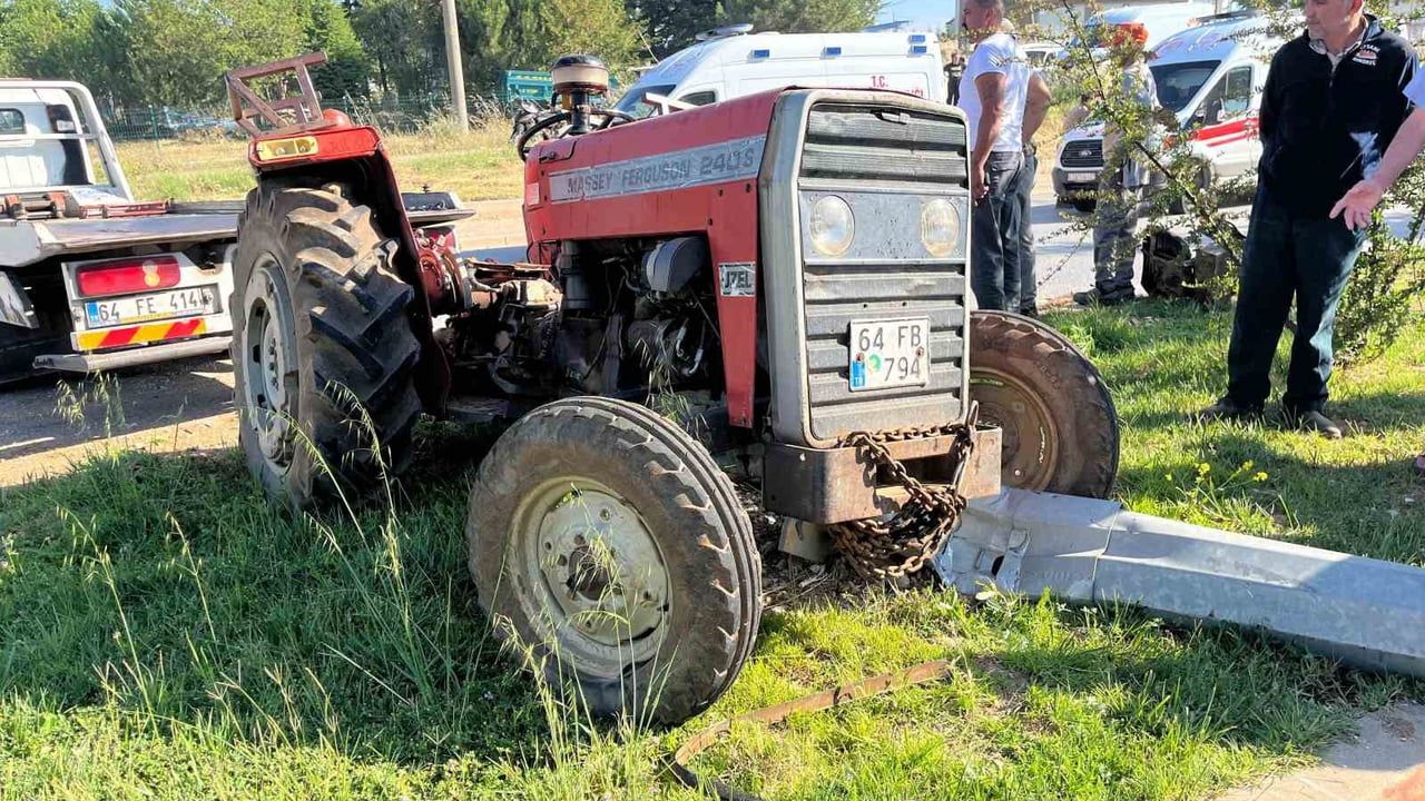 Uşak'ta üç aracın karıştığı kazada 4 kişi yaralandı