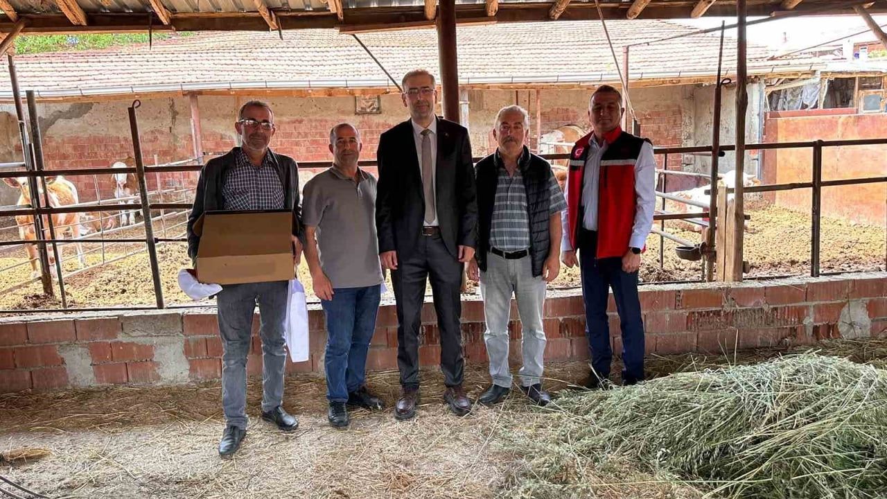 Uşak Tarım ve Orman Müdürlüğü, büyükbaş işletmeleri ve arpa tarlalarında saha incelemeleri yaptı