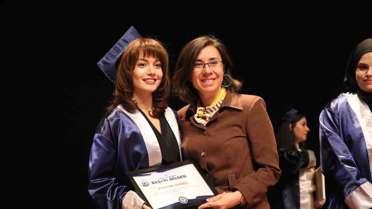 Uşak Üniversitesi mezunlarını mesleki yaşama uğurladı