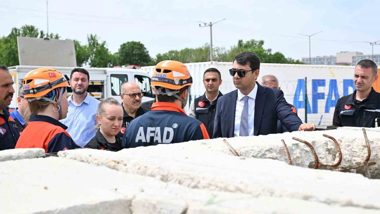 Uşak Valisi Serdar Kartal AFAD’ı ziyaret ederek afet hazırlıklarını inceledi