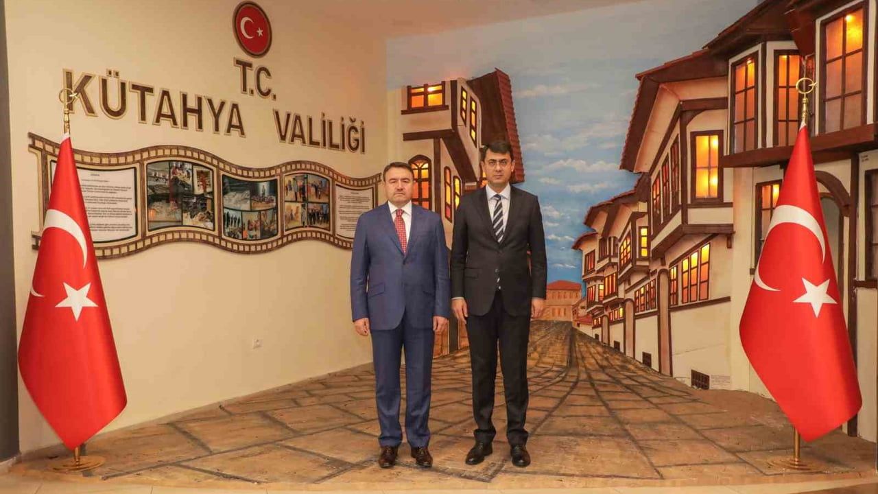 Uşak Valisi Serdar Kartal'dan Kütahya Valisi Musa Işın'a iade-i ziyaret: İş birliği ve bölgesel gelişmeler ele alındı
