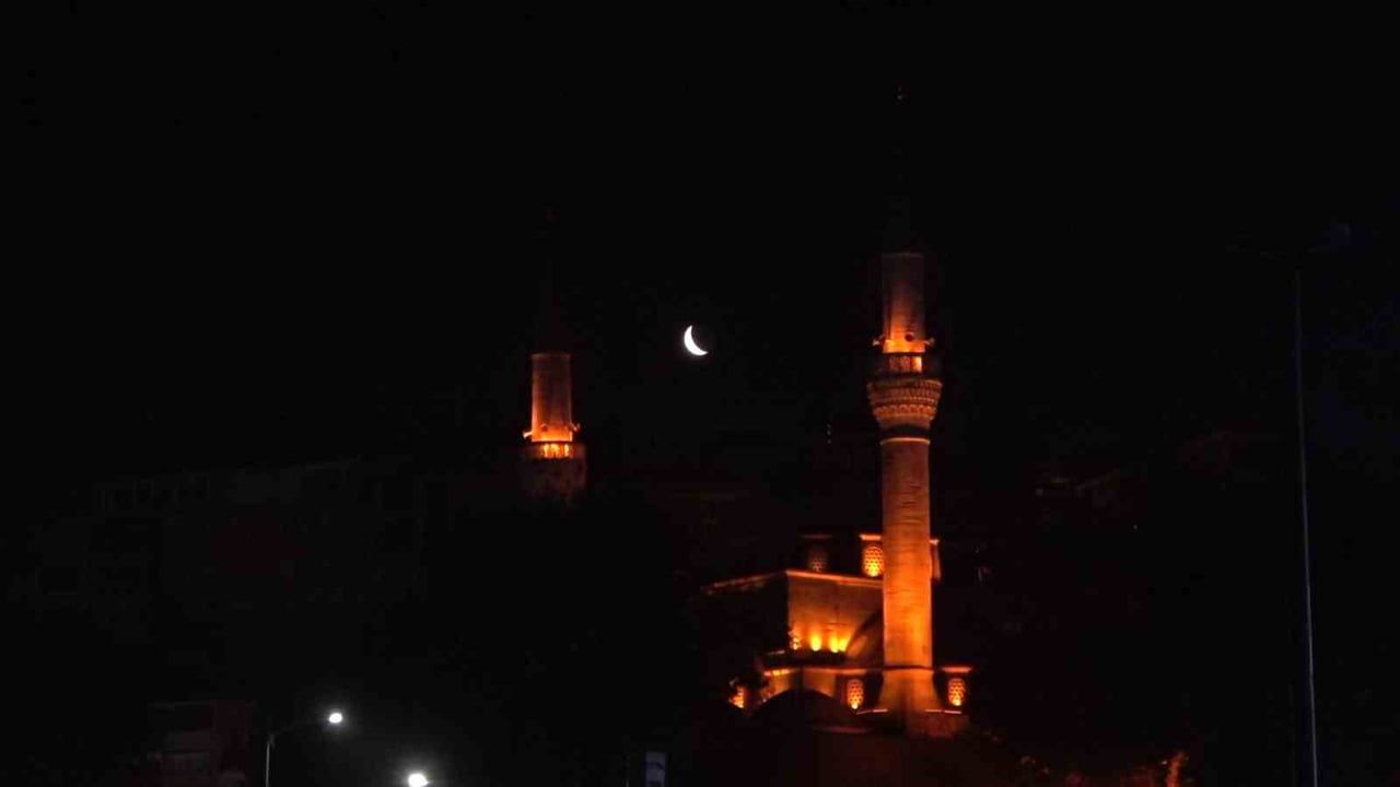 Üsküdar'da Mihrimah Sultan Camii ile hilalin kartpostallık buluşması