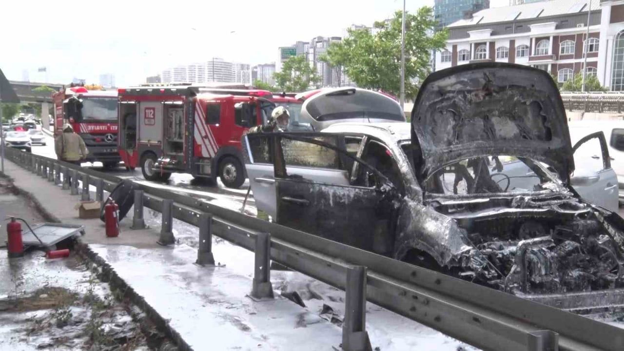 Üsküdar'da seyir halindeki SUV alev aldı ve kullanılamaz hale geldi