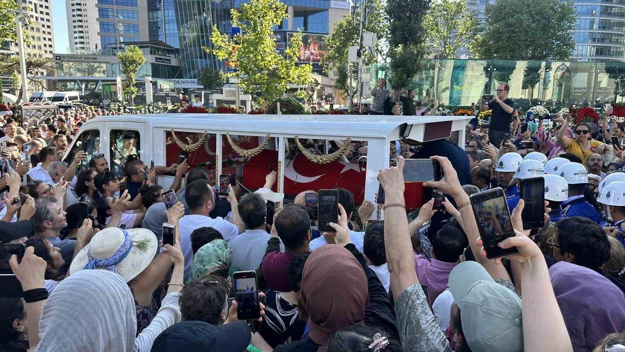 Usta oyuncu Kadir İnanır son yolculuğuna uğurlandı