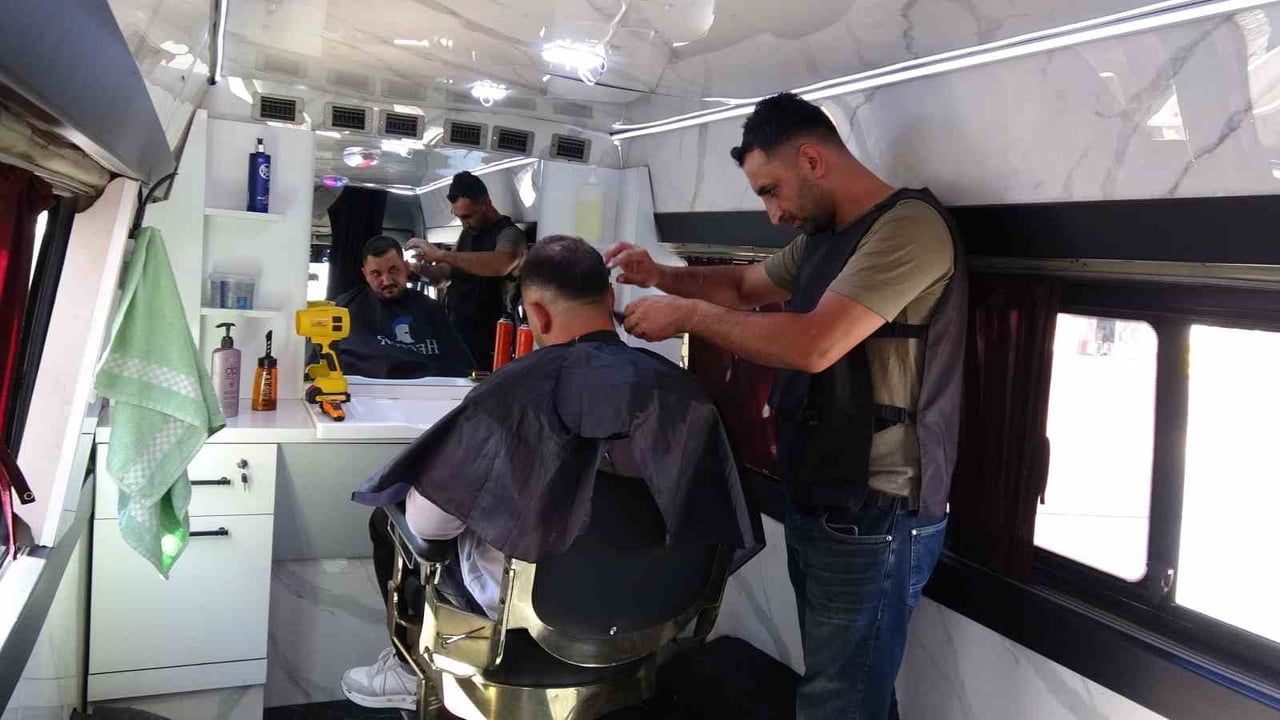 Uzman çavuşluğu bırakıp minibüsünü mobil berber aracına dönüştürdü