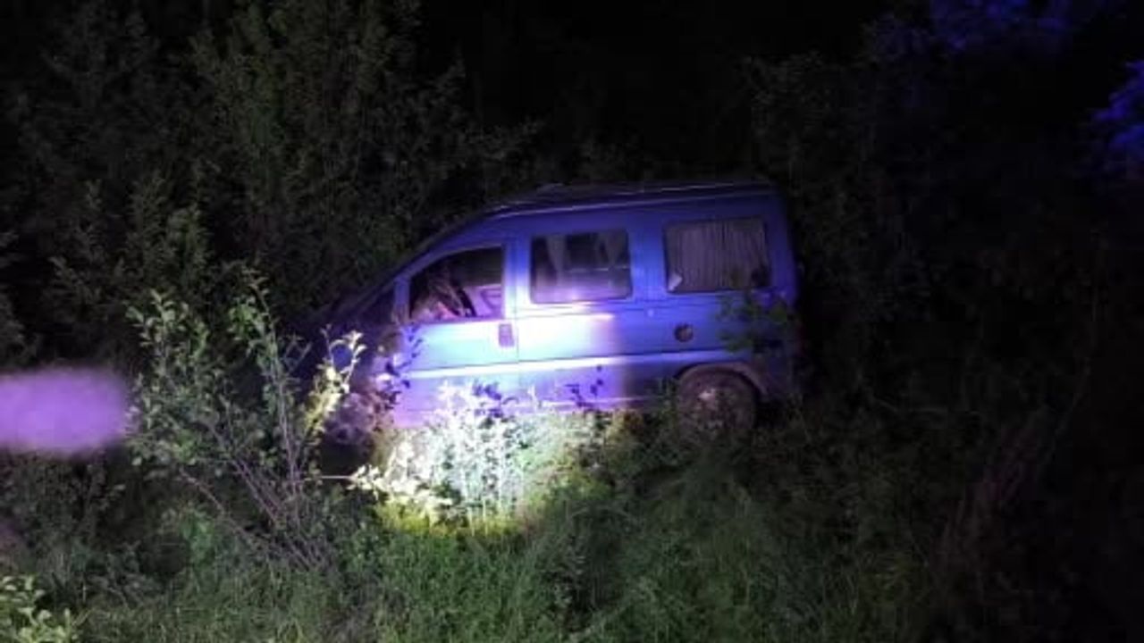 Uzundere'de freni patlayan araç bahçeye düştü, sürücü yaralandı