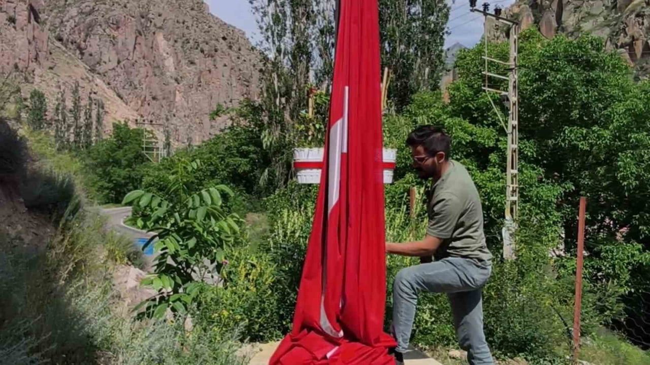 Uzundere Pehlivanlı'da Soğukluk Mağarası önündeki Türk bayrağı onarılarak yeniden göndere çekildi