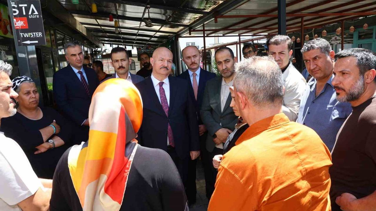 Vali Abdullah Küçük Balıkesir Çarşısı'nda esnaf ve vatandaşlarla buluştu
