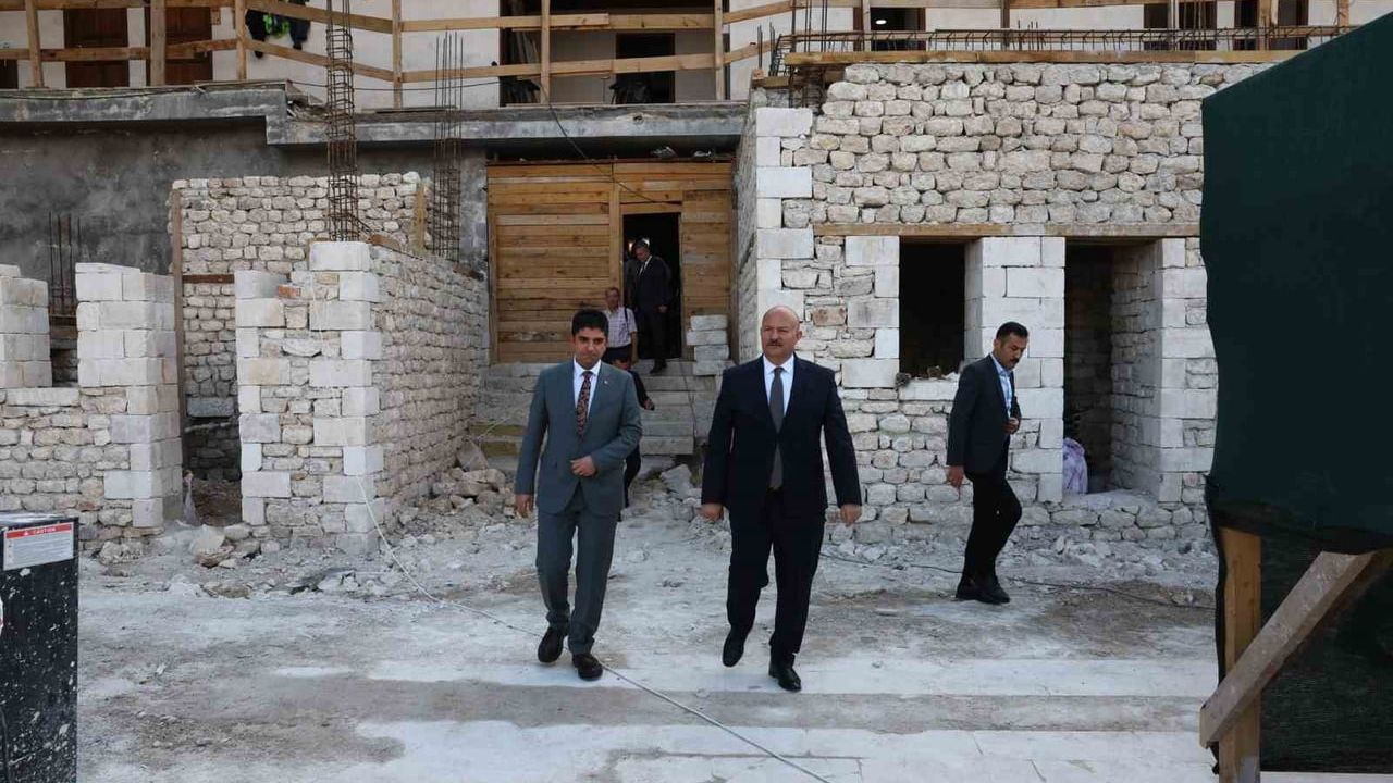 Vali Abdullah Küçük, Tarihi Tuz Hanı’ndaki Restorasyon Çalışmalarını İnceledi