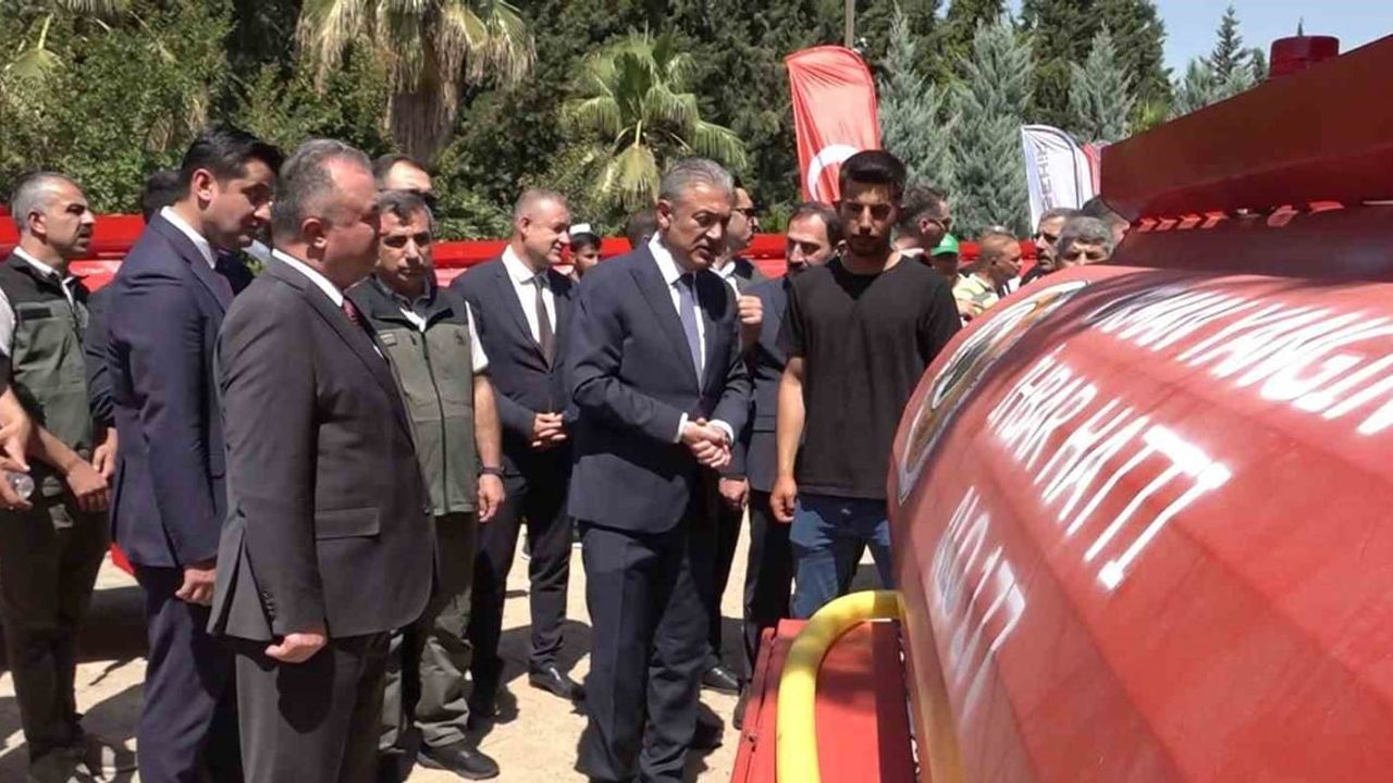 Vali Akkoyun 50 pompalı traktör su tankerini 10 ilçeye dağıtıyor