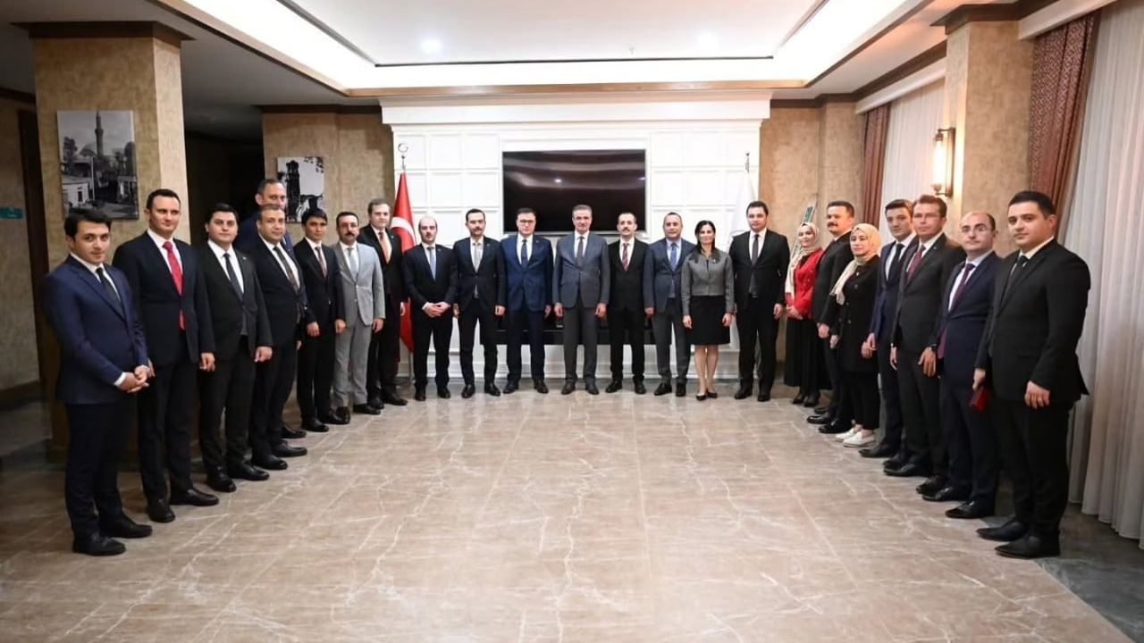 Vali Aydın Baruş görev yeri değişen kaymakamlarla veda yemeğinde bir araya geldi