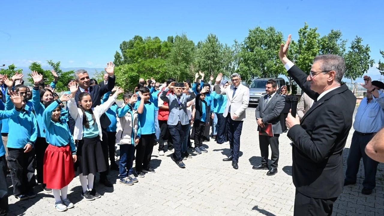 Vali Aydın Baruş öğrencilerin karne heyecanına ortak oldu