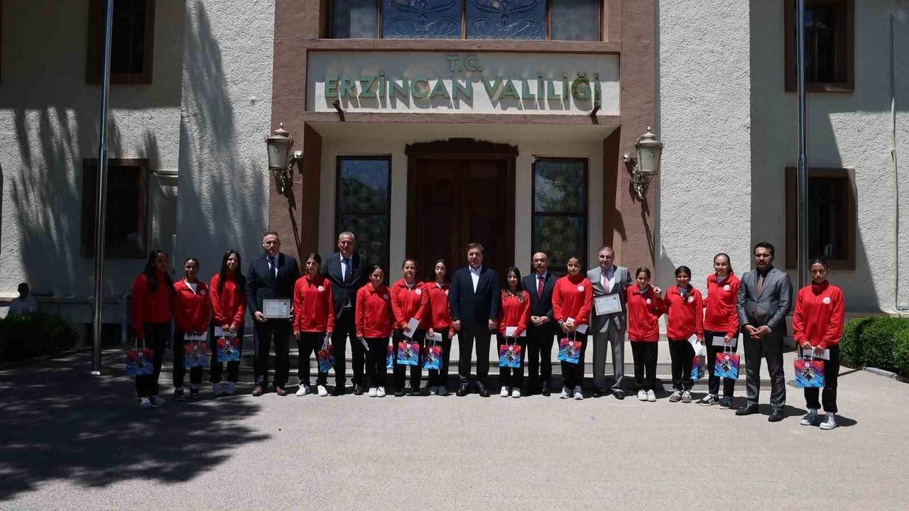 Vali Aydoğdu, İzzetpaşa Ortaokulu Yıldız Kızlar Futsal Takımı'nı kabul etti