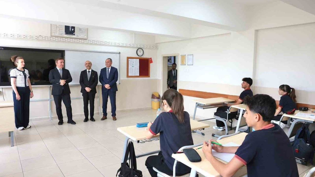 Vali Aydoğdu, Ulalar Anadolu Lisesi’ni Ziyaret Ederek YKS’ye Hazırlanan Öğrencilere Başarı Diledi