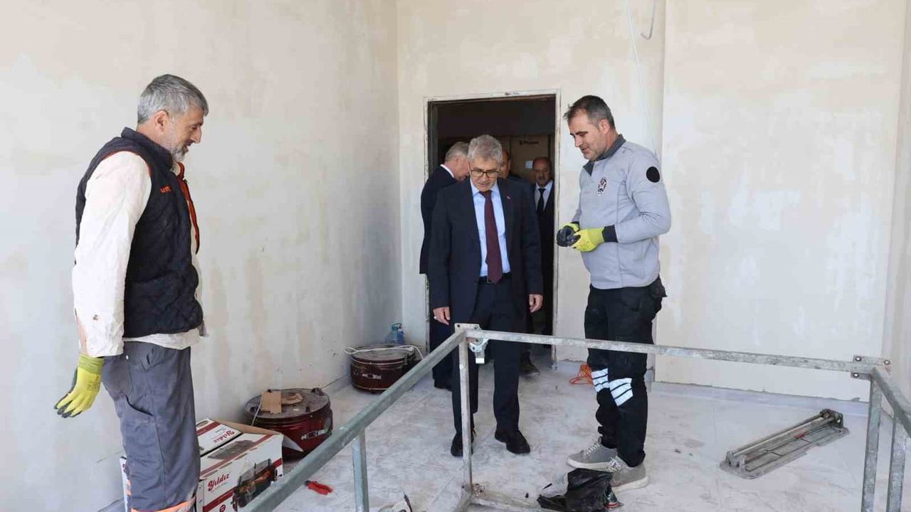 Vali Cahit Çelik, hayırsever tarafından yaptırılan 12 sınıflık okul inşaatını inceledi