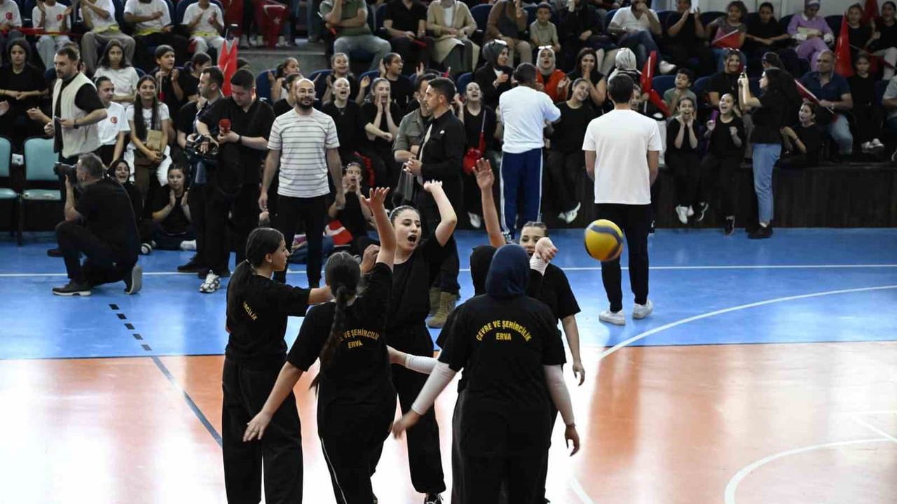 Vali Çiçek: ERVA devasa bir meydan okumadır — Kayseri'de ERVA Spor Okulları'na malzeme desteği