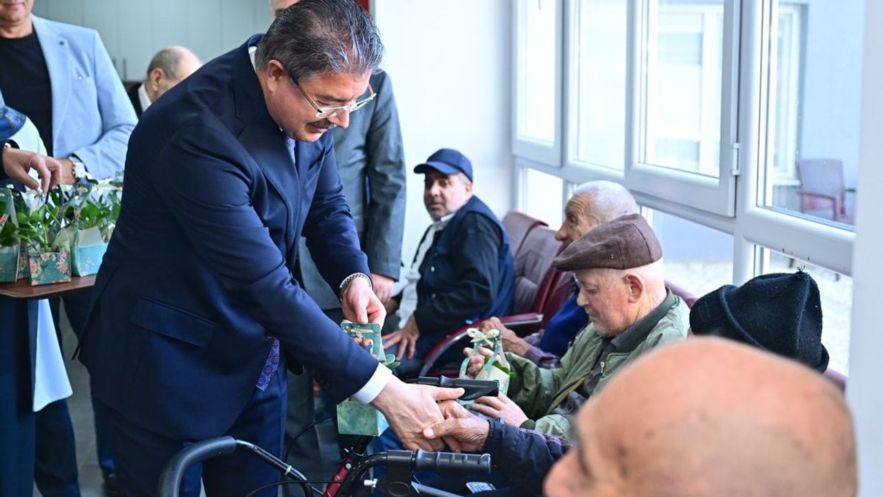 Vali Erdinç Yılmaz, Fethi Yılmaz Sezer Yaşlı Bakım ve Rehabilitasyon Merkezi'nde babalar günü pastası kesti