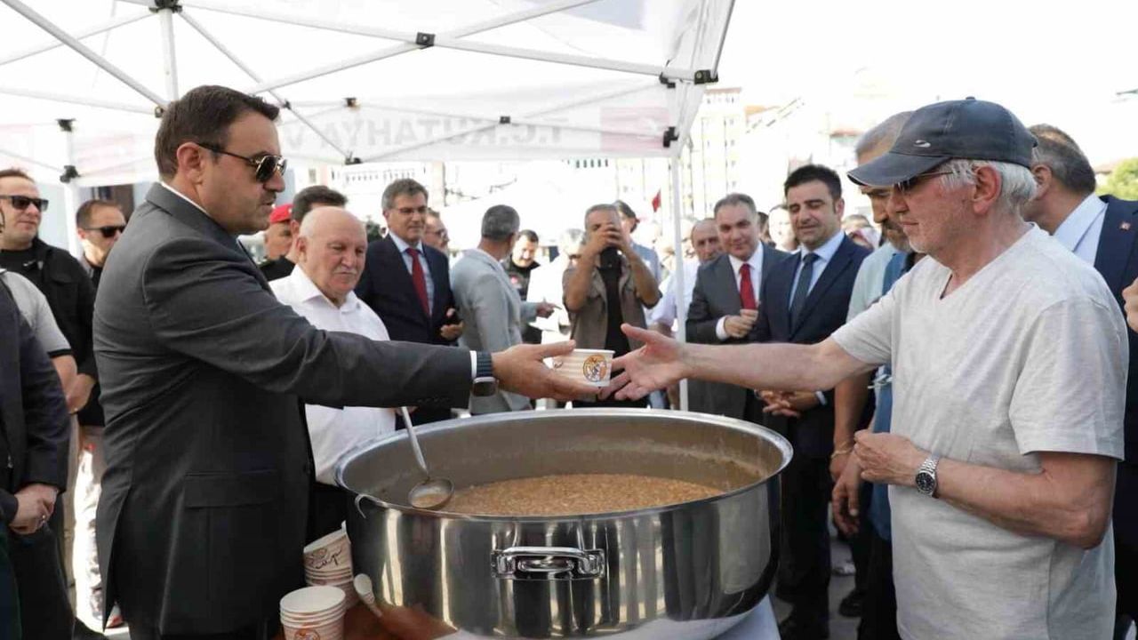 Vali Işın vatandaşlara aşure ikramında bulundu