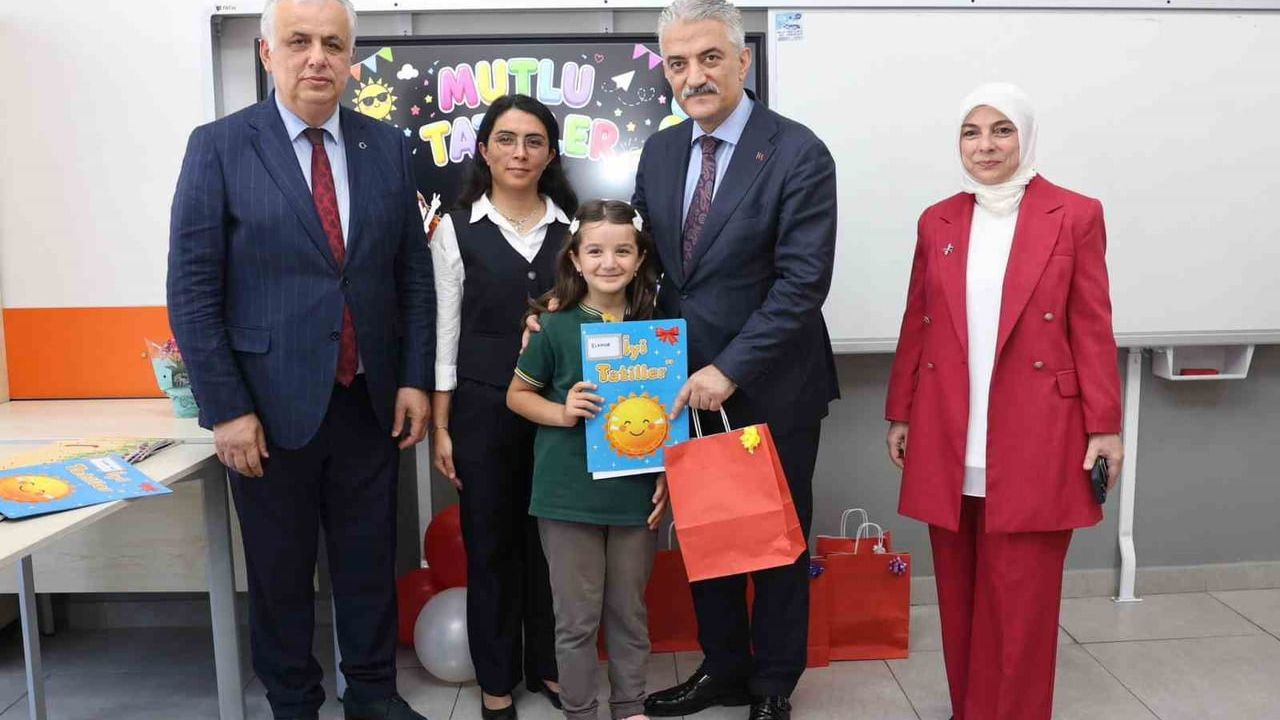 Vali Makas, İrfan Öztürk İlkokulu'nda karne sevincine ortak oldu