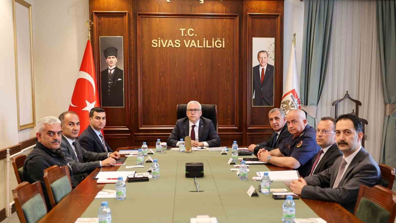 Vali Şimşek: 'Vatandaşlarımızın huzuru ve güvenliği için sahada olmaya devam edeceğiz'