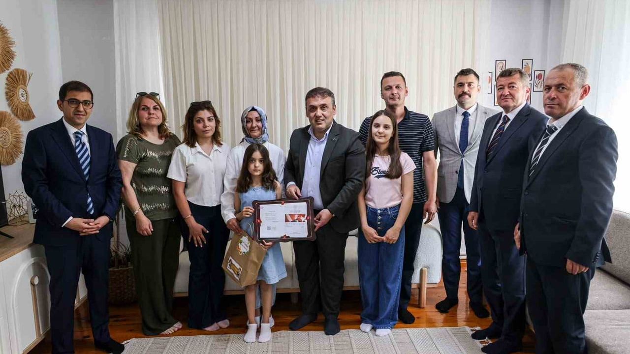 Vali Sözer evde eğitim gören öğrencinin karne sevincine ortak oldu