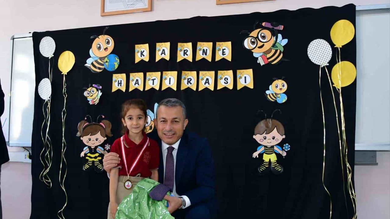Vali Tahir Şahin karne gününde öğrencilere kek dağıttı