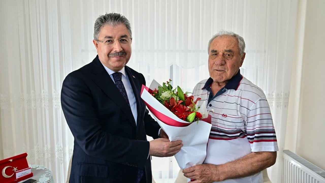Vali Yılmaz babalar gününde şehit ailesini ziyaret etti