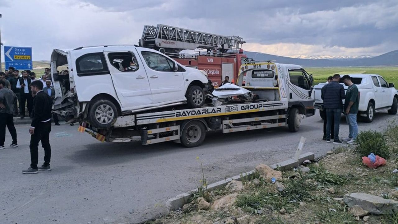Van Çaldıran'da İki Araç Çarpıştı: Aynı Aileden 4 Kişi Hayatını Kaybetti