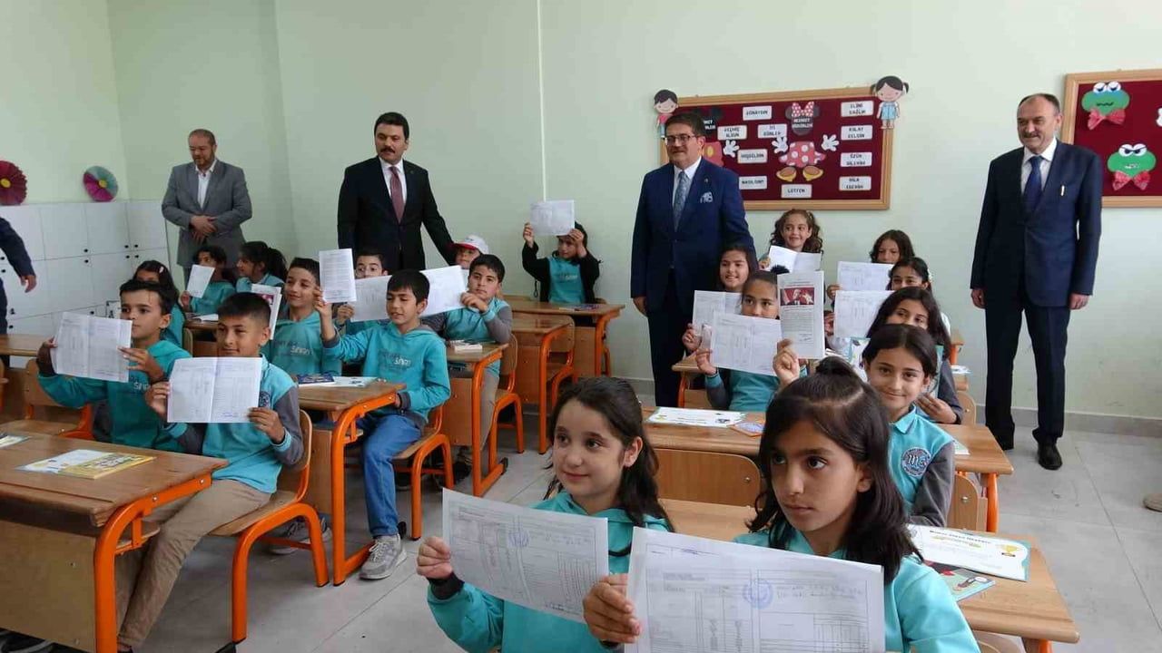 Van’da 275 bin 826 öğrenci karne heyecanı yaşadı