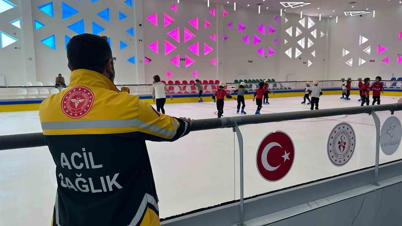 Van’da 30 derece sıcaklıkta buz pateni keyfi