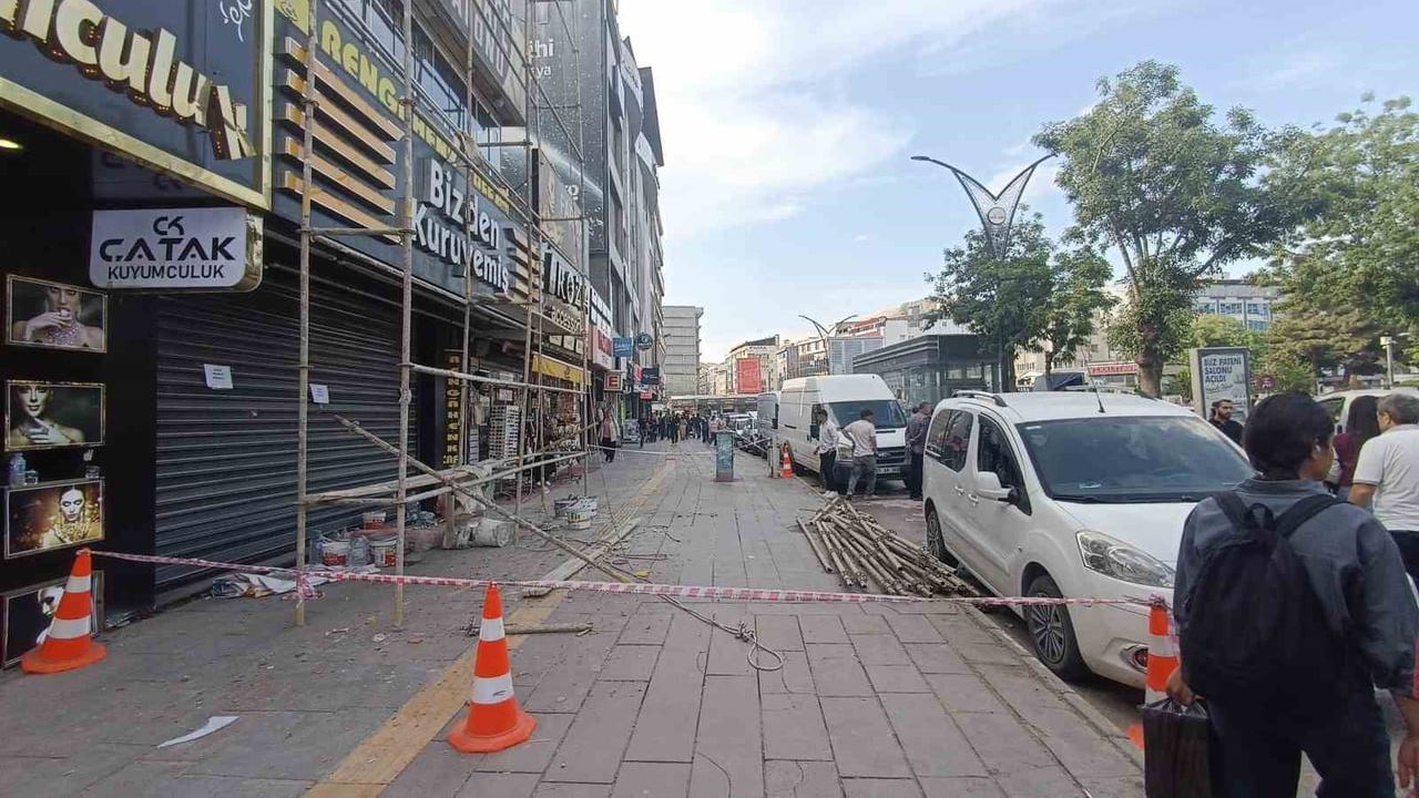 Van'da Cumhuriyet Caddesi'nde dış cepheden kopan beton parçaları kaldırıma düştü